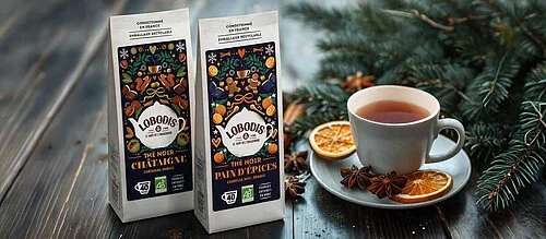 Lobodis lance 2 nouveaux thés de saison : thé à la chataîgne, thé au pain d'épice packagings thés noirs à la chataigne et thé pain d'épice de Lobodis proches d'une tasse de thé